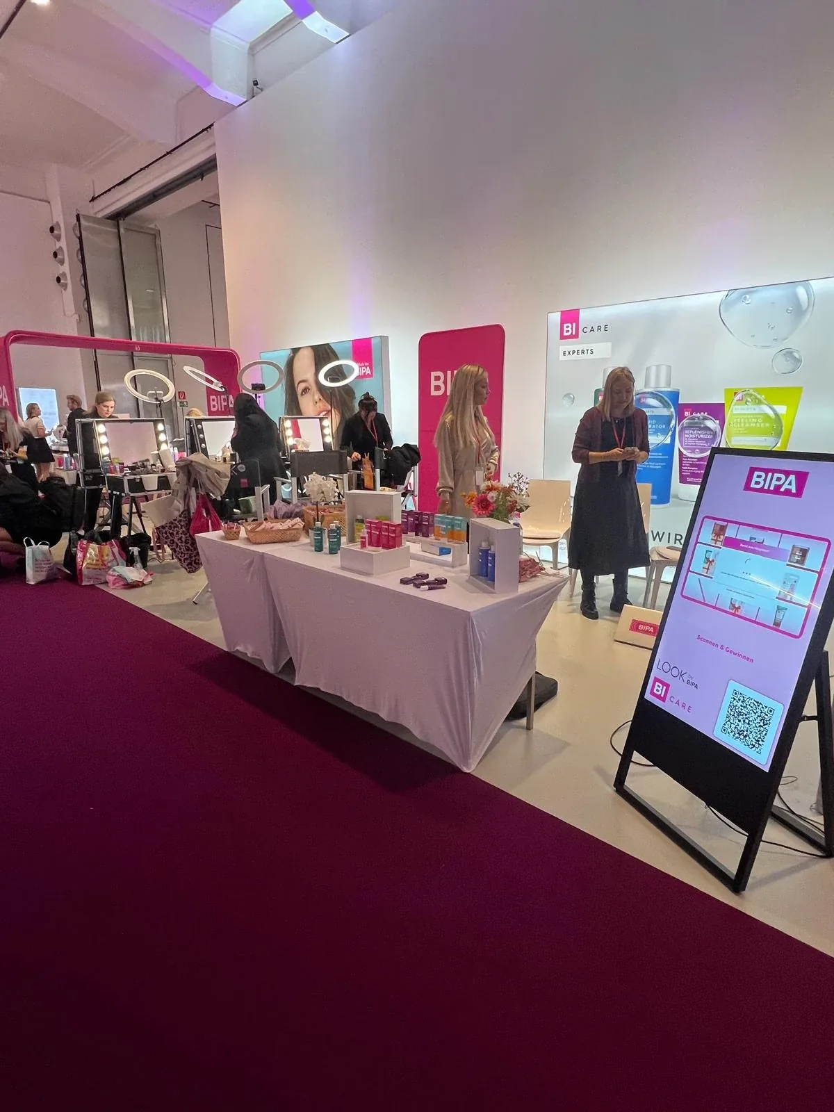 BIPA stand at the MADONNA Beauty Award with the digital slot machine and QR code on screen