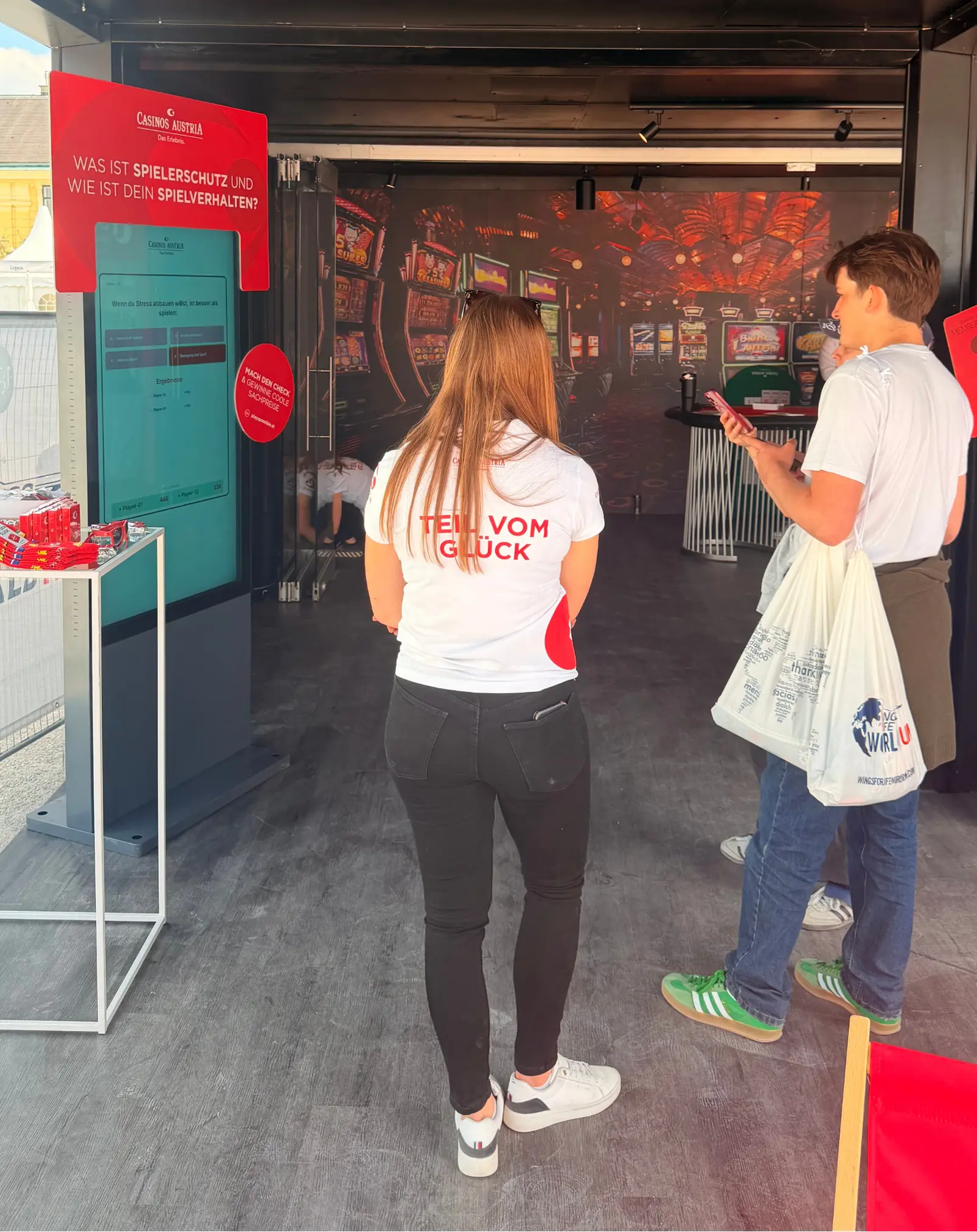 Participation in the interactive responsible-gaming multiplayer quiz via smartphone